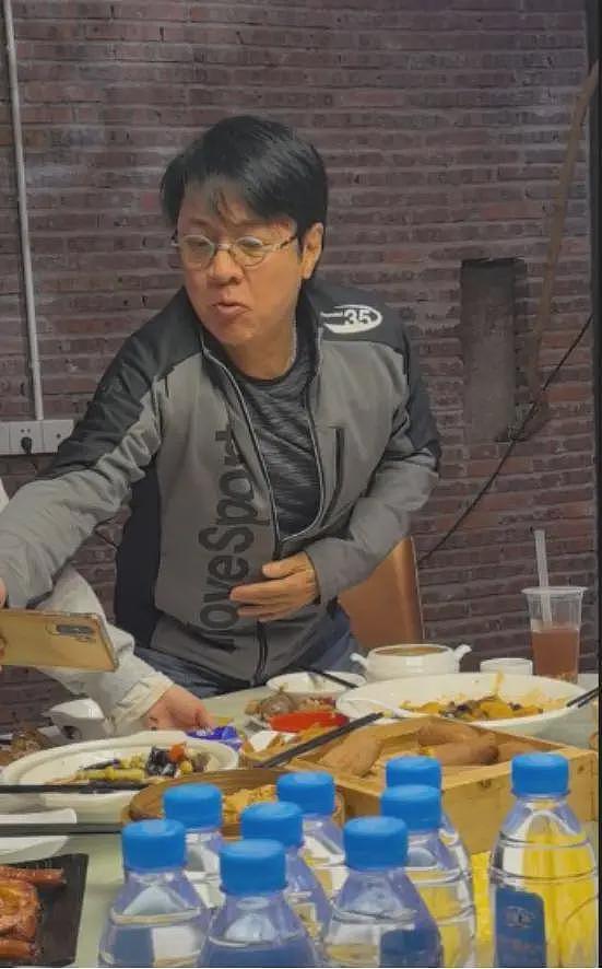 香港知名男星被指吃相难看，引发热议，网民：童年幻想破灭（组图） - 2