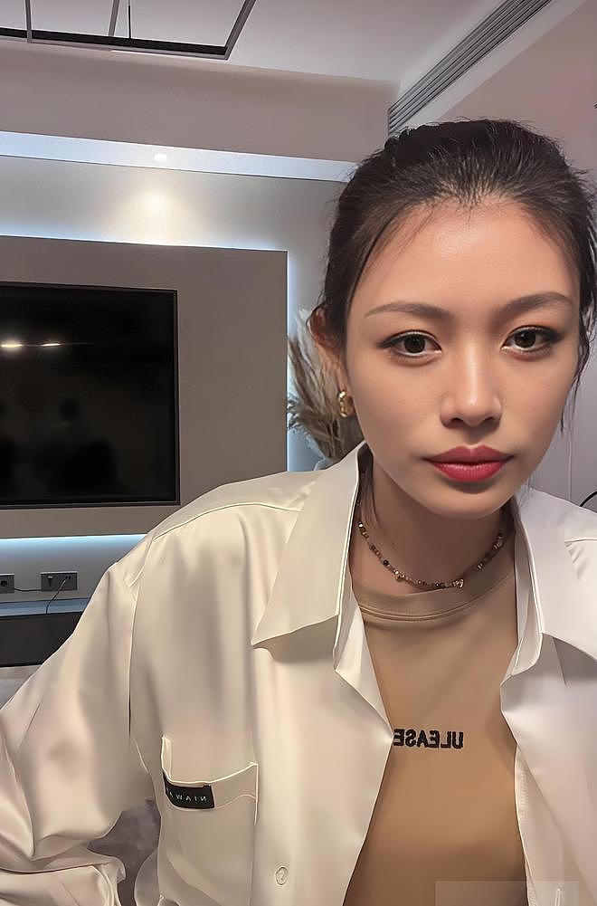小苹果晒与男友海边搂腰合影,官宣恋情,网友:汪峰要当岳父了(组图) - 1