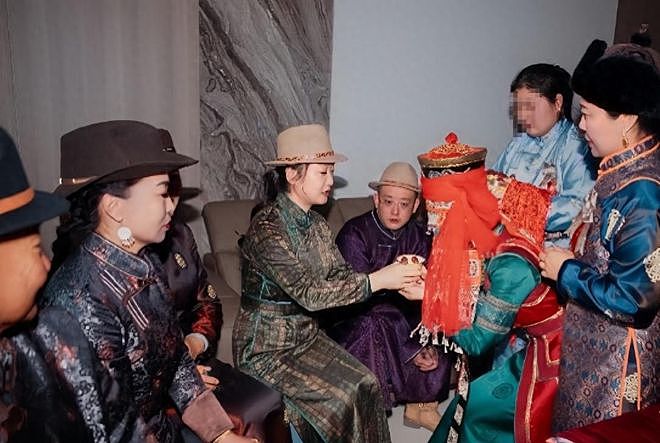 玲花带总裁老公回老家,俩人很有夫妻相,女儿露面一家三口很幸福(组图) - 1