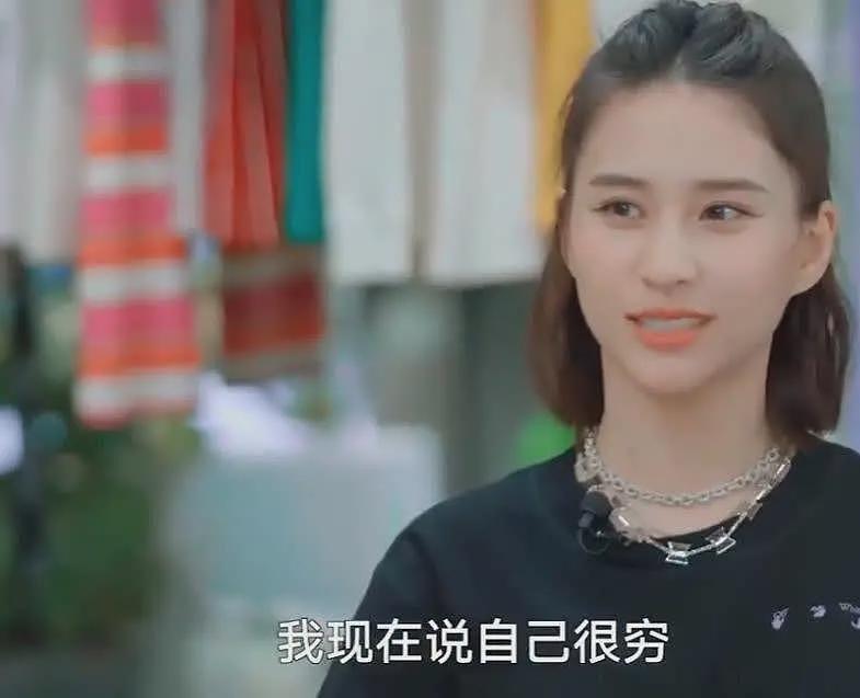 窦骁何超莲英国约会，女方边吃饭边化妆，男方变胖动作小心翼翼（组图） - 6