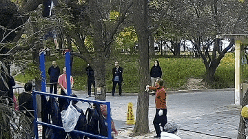 北京老人挑战‌极限，用绳子固定双手在单杠连续完成14个大回环，下一秒惨了（组图） - 1