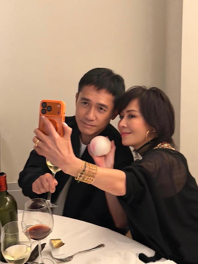 刘嘉玲庆60大寿，穿黑丝透视戴满身金饰，到场人不多、个个是名流（组图） - 3