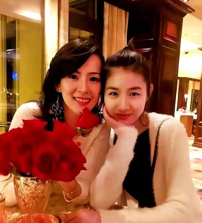 汪峰大女儿疑似恋爱,晒与男生搂腰合照,离开章子怡后变化好大(组图) - 1