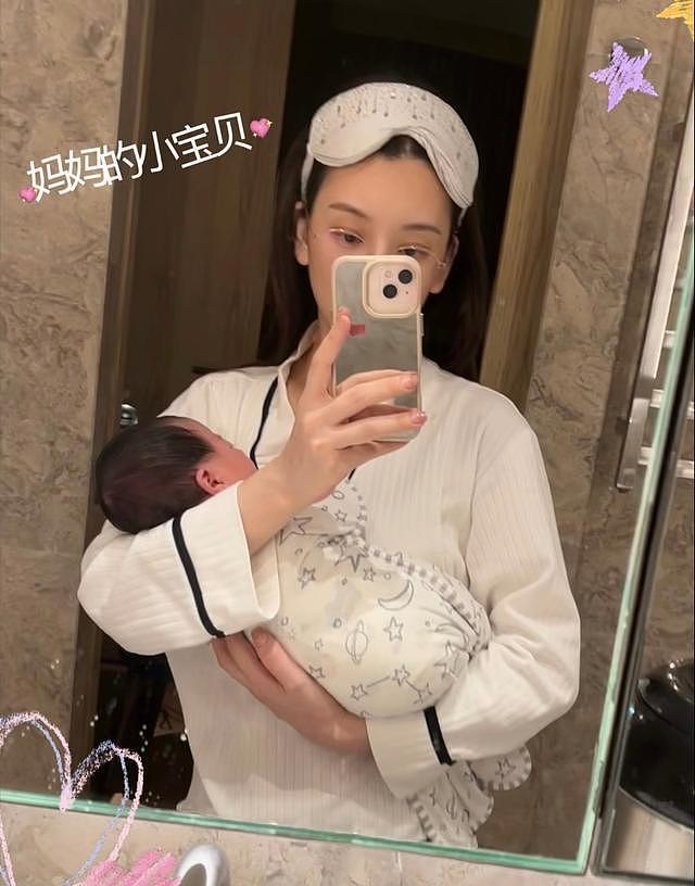 郭富城三胎女儿满月，一家五口在家庆祝，方媛出月子身材更丰腴了（组图） - 1