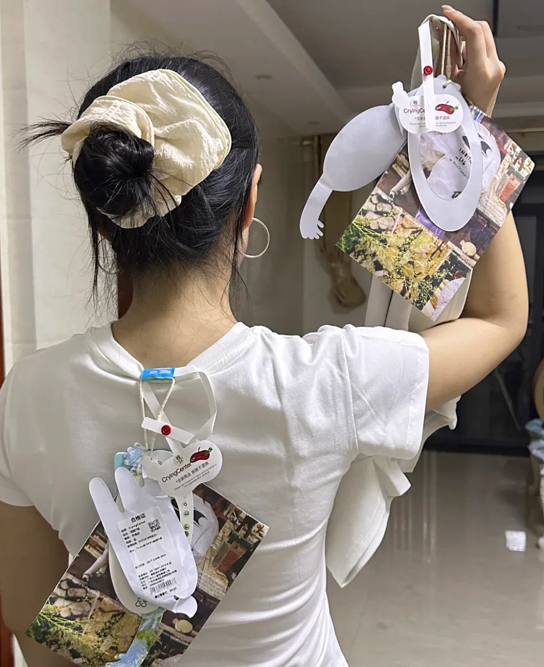 防退货奇招?为应对“穿完就退”订单,商家设计巨型吊牌!网友:随机扇飞一个路人(组图) - 3