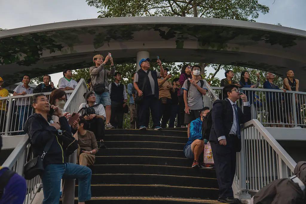 香港火灾已致44人遇难：一栋蔓延至七栋，预计救援将持续至黄昏（组图） - 8