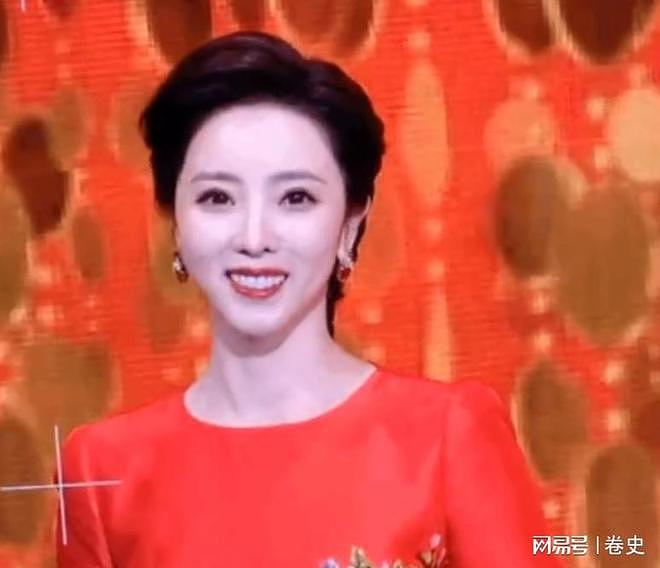狐狸尾巴藏不住?李思思离开央视原因曝光,原来“野心”不止于此(组图) - 7