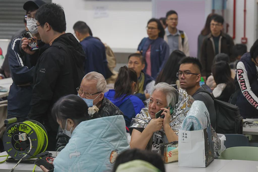 香港火灾已致44人遇难：一栋蔓延至七栋，预计救援将持续至黄昏（组图） - 17
