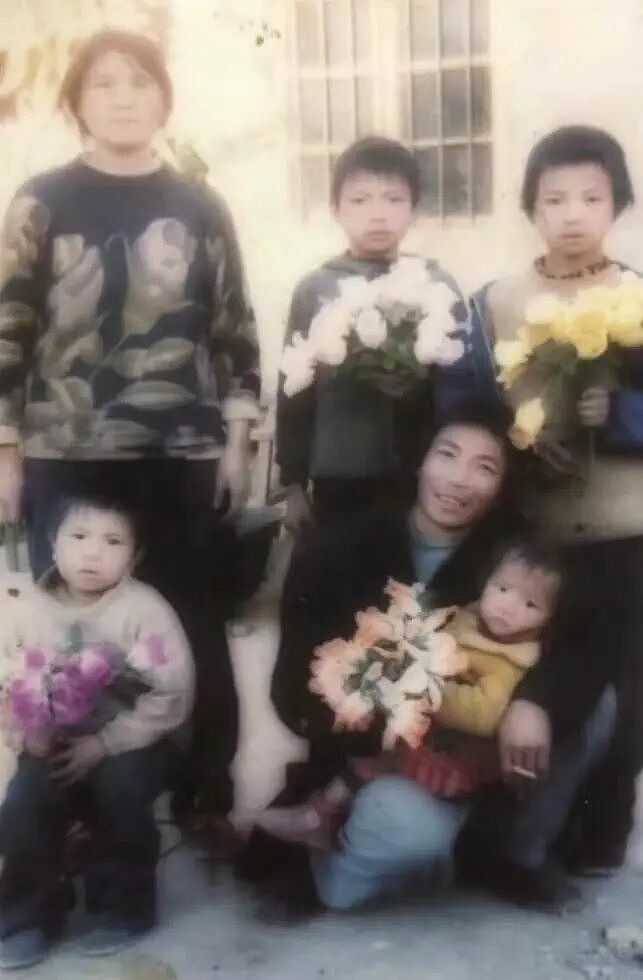 【情感】云南一个妈养出全网爆火五兄弟，下播就干农活烤洋芋，他们的故事狠狠治愈了我（组图） - 11