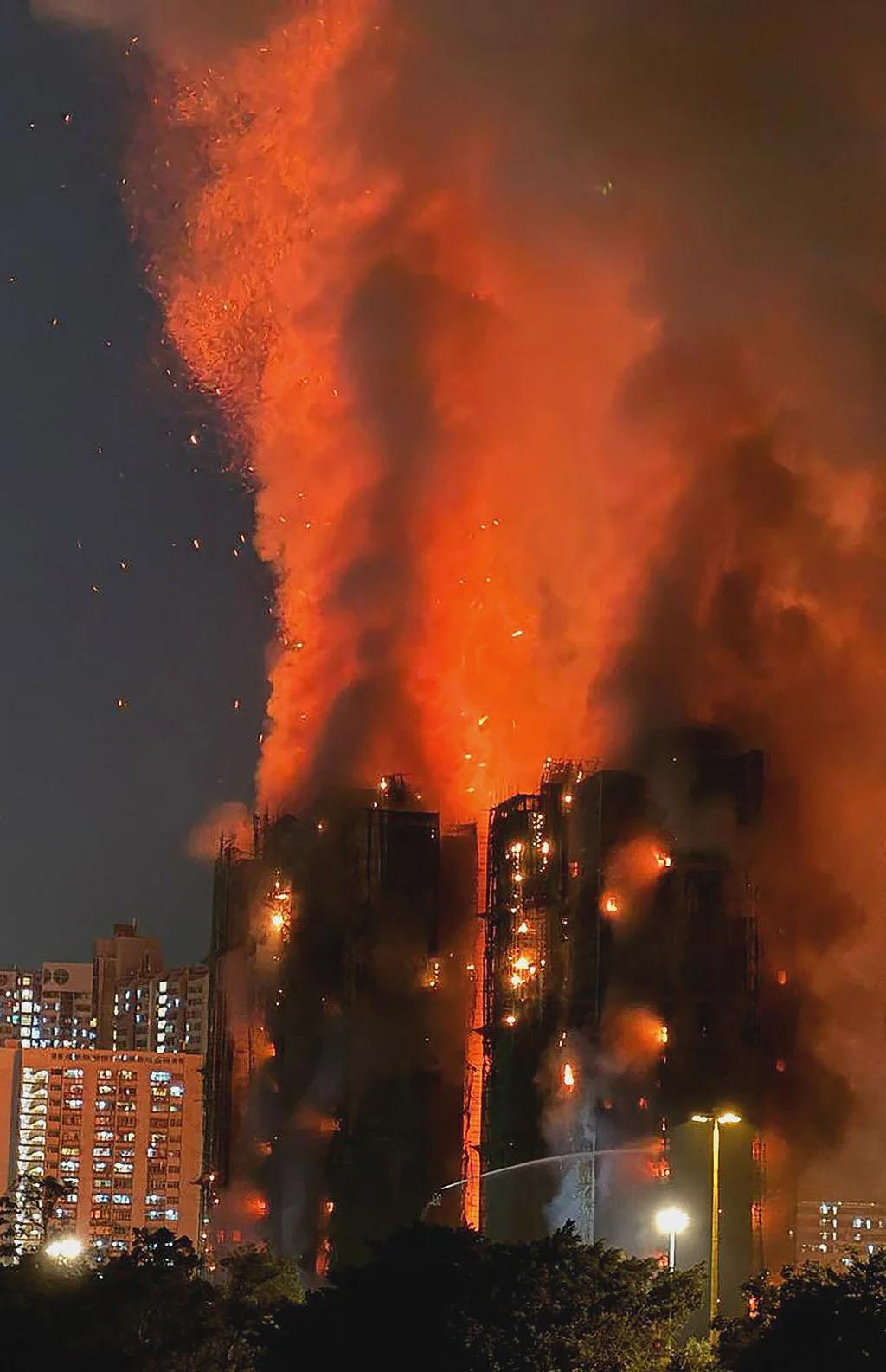 香港火灾已致44人遇难：一栋蔓延至七栋，预计救援将持续至黄昏（组图） - 3