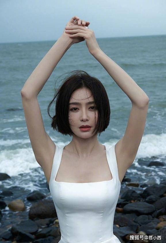 46岁秦岚的湿身照曝光!好身材穿吊带+紧身裤玩水(组图) - 9