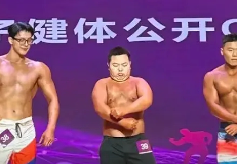 爆火刷屏！健美比赛混入175斤“小胖子”，圆滚滚的肚子引热议（视频/组图） - 2