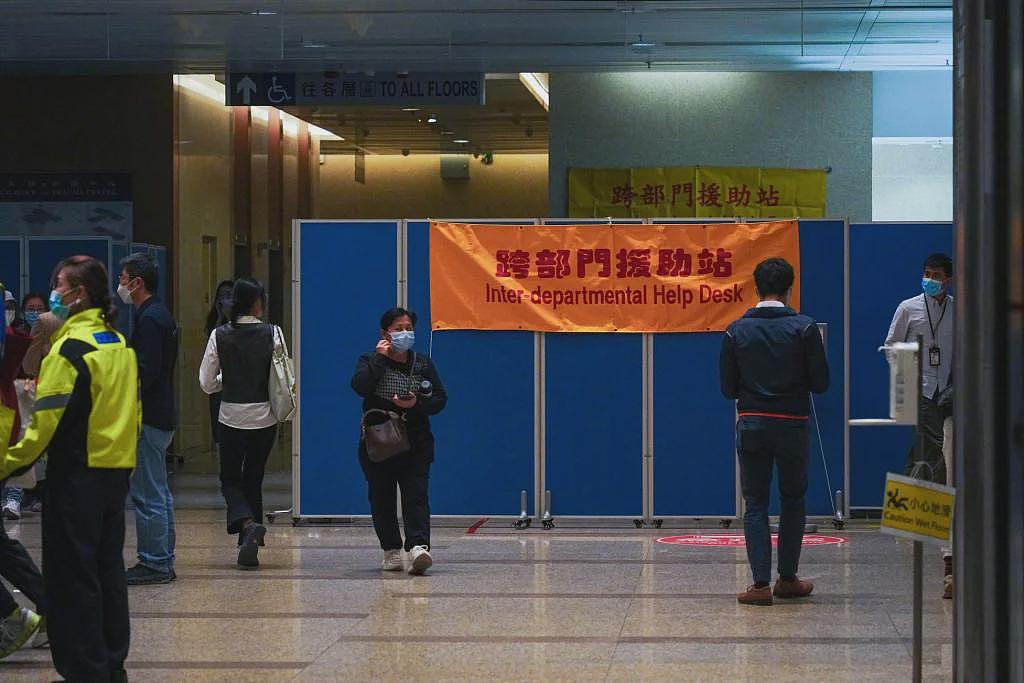 香港火灾已致44人遇难：一栋蔓延至七栋，预计救援将持续至黄昏（组图） - 15