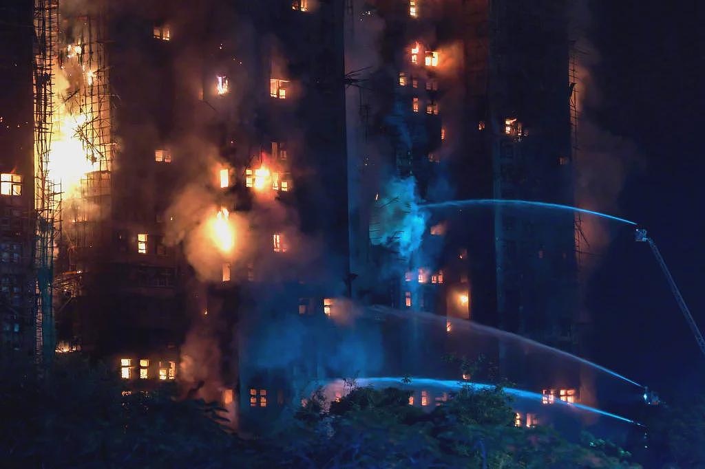 香港火灾已致44人遇难：一栋蔓延至七栋，预计救援将持续至黄昏（组图） - 9