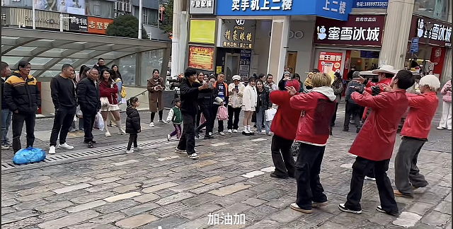 【情感】云南一个妈养出全网爆火五兄弟，下播就干农活烤洋芋，他们的故事狠狠治愈了我（组图） - 4