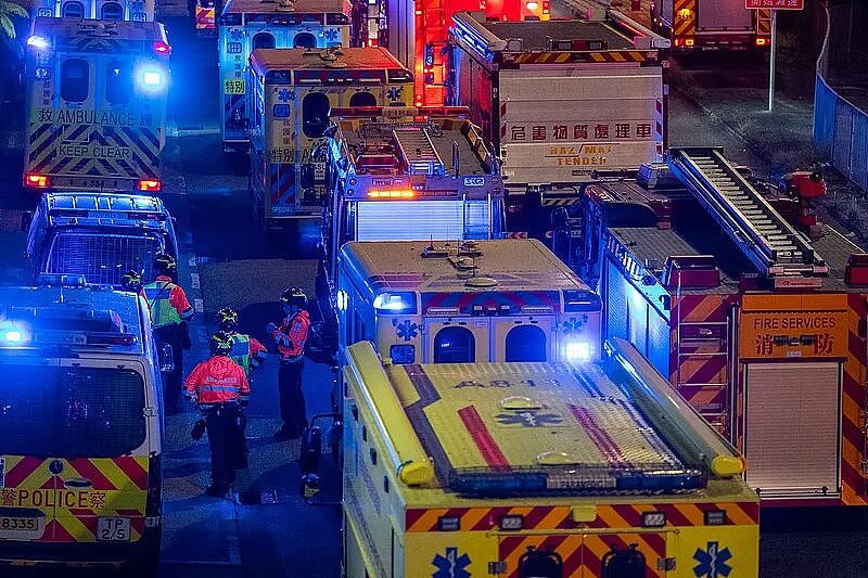航拍香港火灾最新现场：大批脚手架坠落、外墙烧黑、室内仍冒火光（视频/组图） - 1