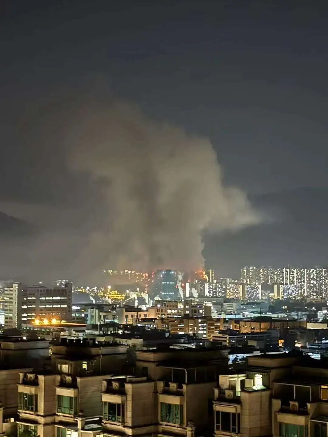 惨烈!香港大埔罕见五级大火,多幢大厦陷火海:至少36人遇难、279人失联(组图) - 12