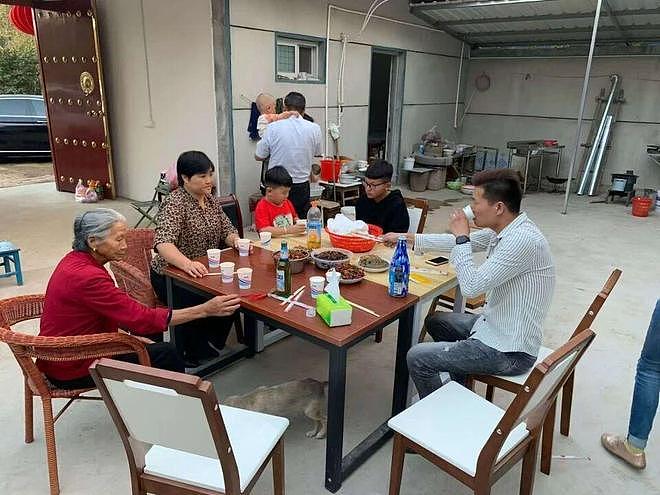 “80后”男子跪别已无亲人的老宅:约一年无人居住,没有父母后感觉家不再是家,磕头向着父亲遗像的方向(视频/组图) - 2