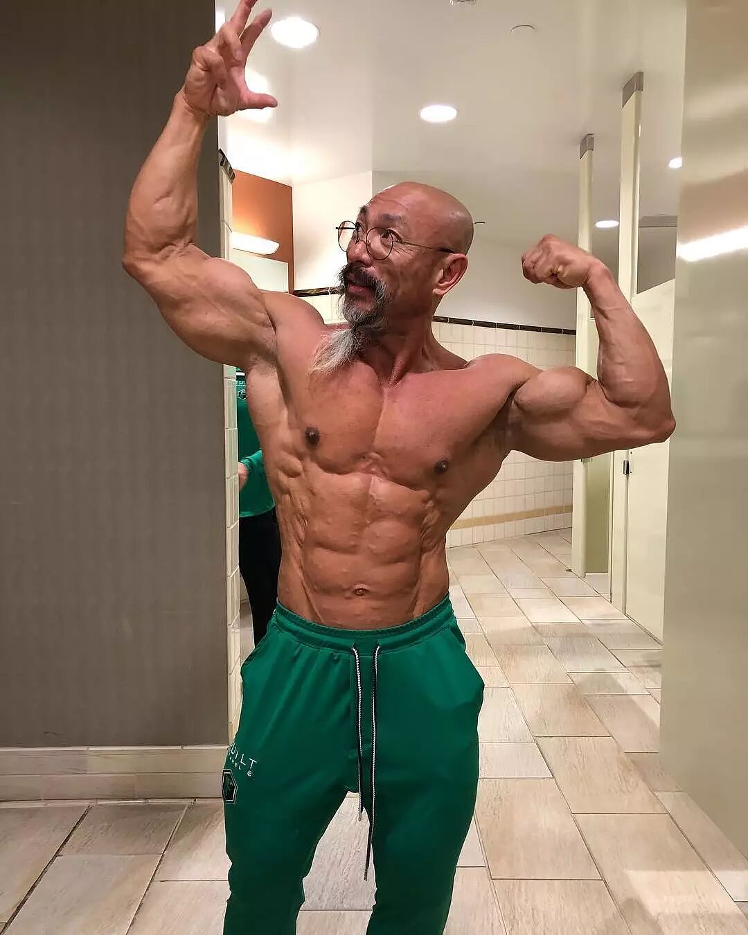 【帅哥】61岁拥有25岁身体，还能健身房撩妹？他活成了所有男人想要的样子（组图） - 5