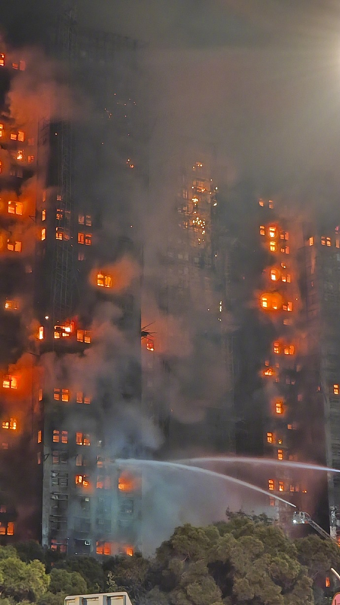 惨烈!香港大埔罕见五级大火,多幢大厦陷火海:至少36人遇难、279人失联(组图) - 11