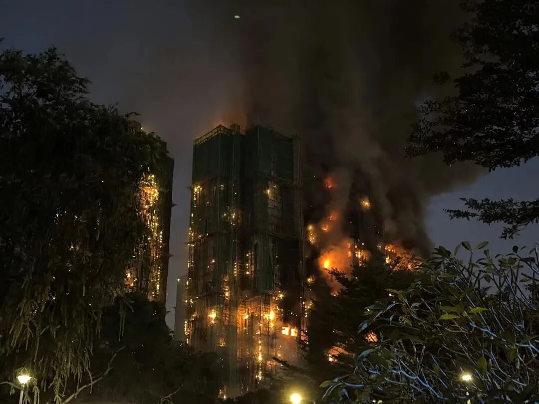 惨烈!香港大埔罕见五级大火,多幢大厦陷火海:至少36人遇难、279人失联(组图) - 10