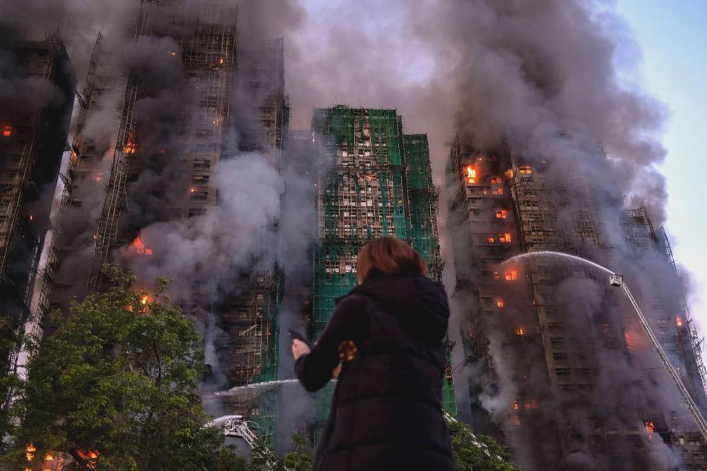 香港火灾已致44人遇难：一栋蔓延至七栋，预计救援将持续至黄昏（组图） - 11