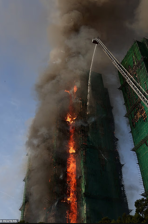 惨烈!香港大埔罕见五级大火,多幢大厦陷火海:至少36人遇难、279人失联(组图) - 18