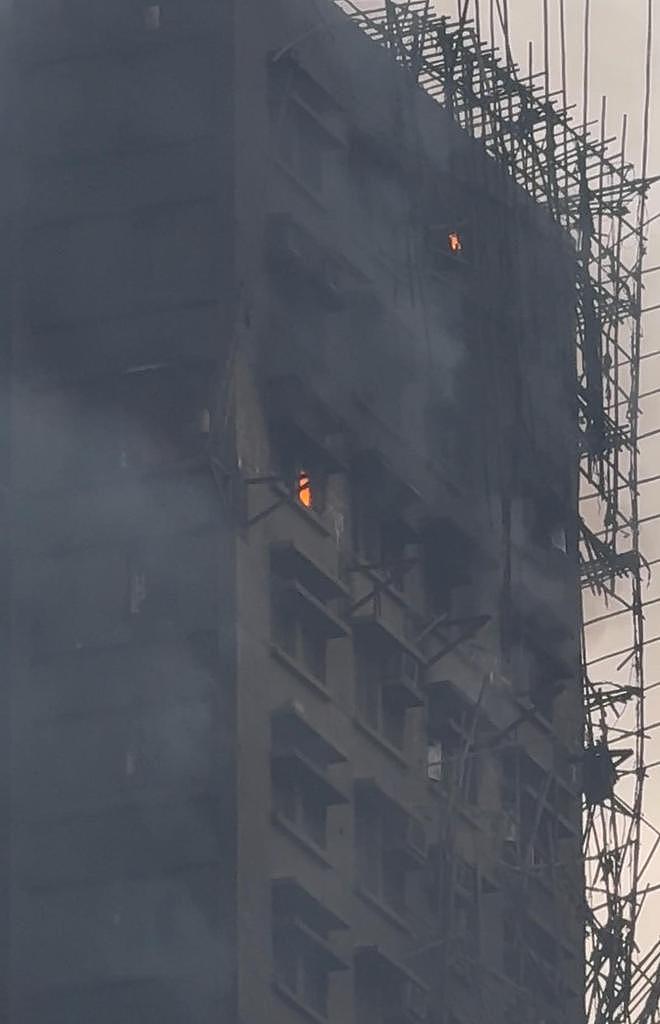 火袭香港宏福苑：起火高楼处于“全包围”施工状态一年多（组图） - 5