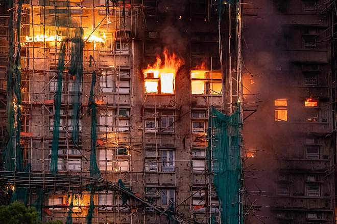 火袭香港宏福苑：起火高楼处于“全包围”施工状态一年多（组图） - 1
