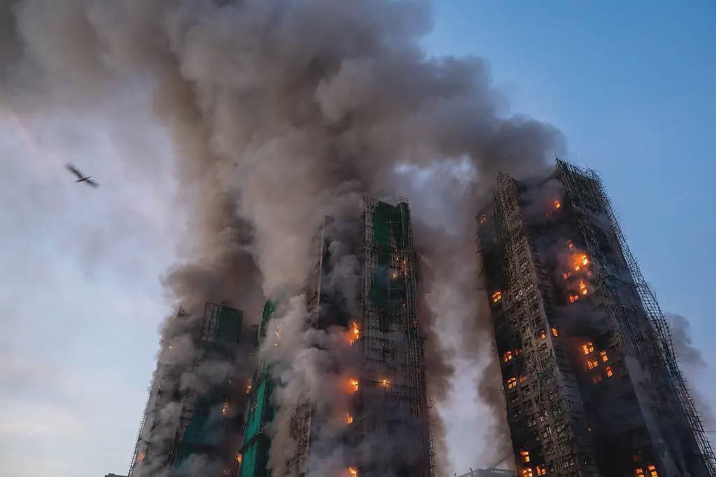 香港火灾已致44人遇难：一栋蔓延至七栋，预计救援将持续至黄昏（组图） - 7
