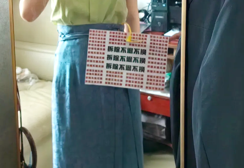 防退货奇招?为应对“穿完就退”订单,商家设计巨型吊牌!网友:随机扇飞一个路人(组图) - 2