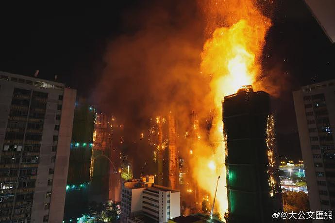 香港大火升至五级火警,预料扑救将极为困难...(组图) - 1