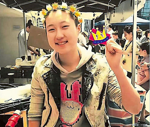 热议! 成龙百亿身家如何分?吴卓林夜市摆摊,被问爹1句话硬气回应(组图) - 4