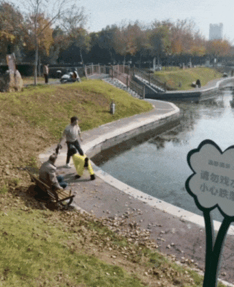 【宠物】狗主人将自家狗子扔进河,一旁贵宾看得瑟瑟发抖…网友:这波真是狗子不对了…(组图) - 3