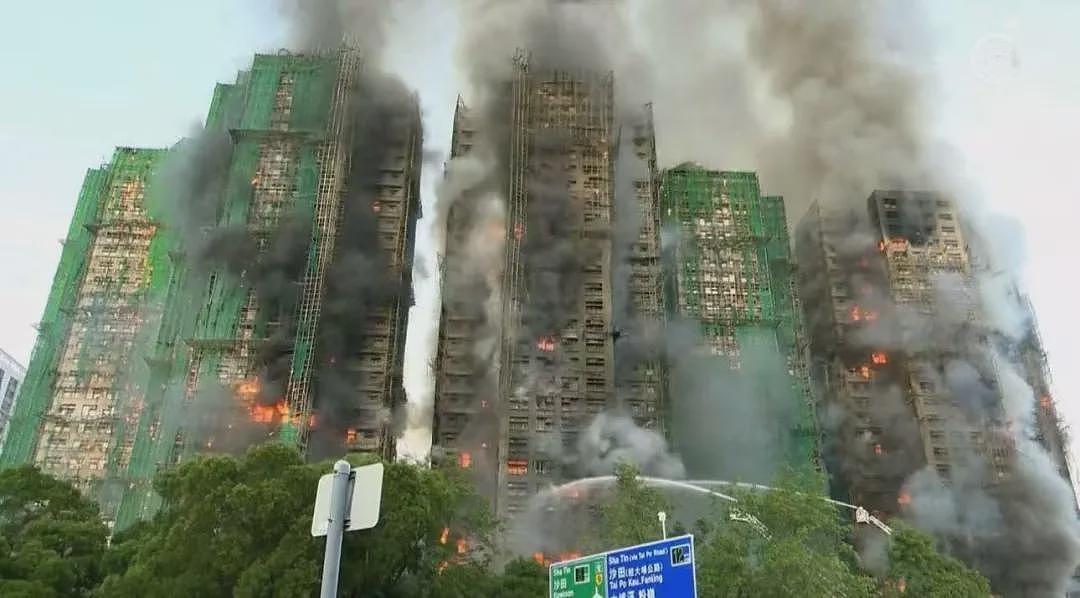 香港大埔火灾已造成44人遇难!警方:不排除发泡胶是火势迅速蔓延原因;大埔区多所学校停课,临时庇护中心开放(组图) - 7