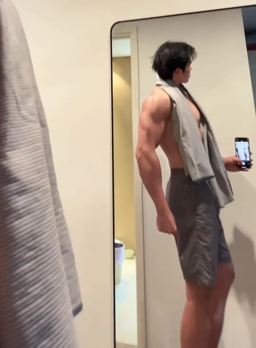 【帅哥】肌肉硬汉男妈妈，打桩超持久？硕大胸肌女生看了都自卑...（组图） - 9