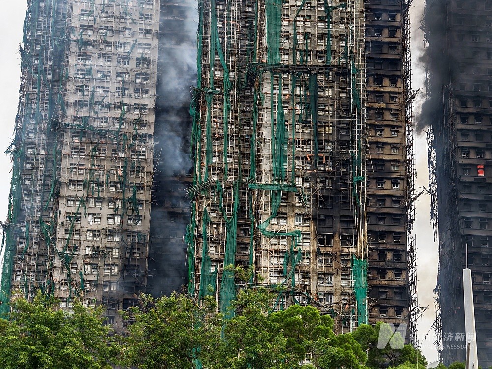 香港大埔火灾现场直击:明火逐渐被扑灭,消防员即将开始上楼搜救(组图) - 2