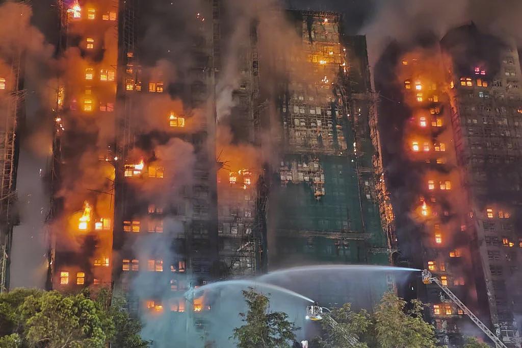 香港火灾已致44人遇难：一栋蔓延至七栋，预计救援将持续至黄昏（组图） - 1