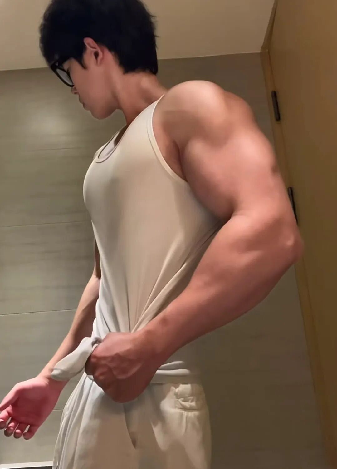 【帅哥】肌肉硬汉男妈妈，打桩超持久？硕大胸肌女生看了都自卑...（组图） - 4