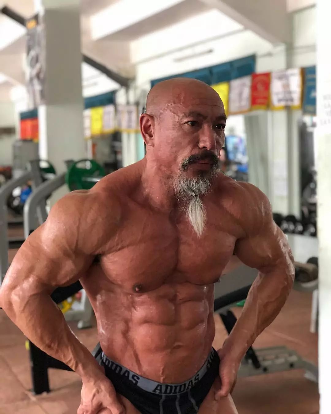 【帅哥】61岁拥有25岁身体，还能健身房撩妹？他活成了所有男人想要的样子（组图） - 4