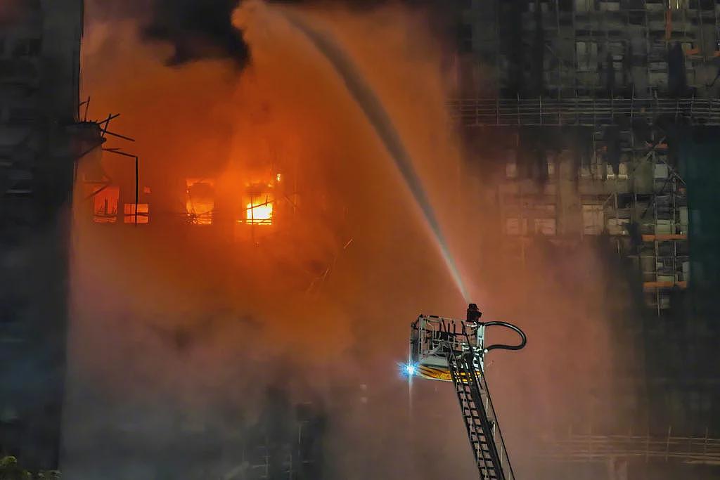 香港火灾已致44人遇难：一栋蔓延至七栋，预计救援将持续至黄昏（组图） - 10
