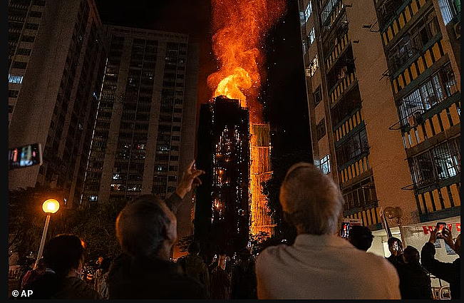 惨烈!香港大埔罕见五级大火,多幢大厦陷火海:至少36人遇难、279人失联(组图) - 23