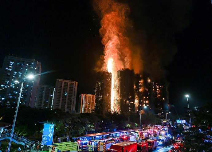 惨烈!香港大埔罕见五级大火,多幢大厦陷火海:至少36人遇难、279人失联(组图) - 5