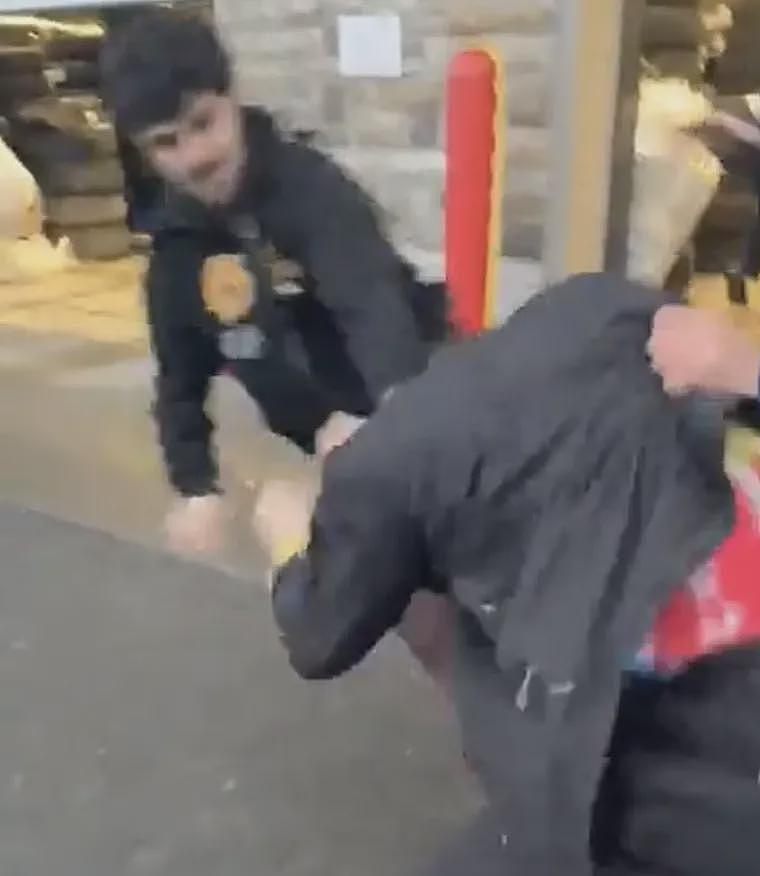 加拿大Costco上演激烈群殴 ！疯狂互打拳头乱飞，其他顾客看呆了！警方：竟是因为这（视频/组图） - 2