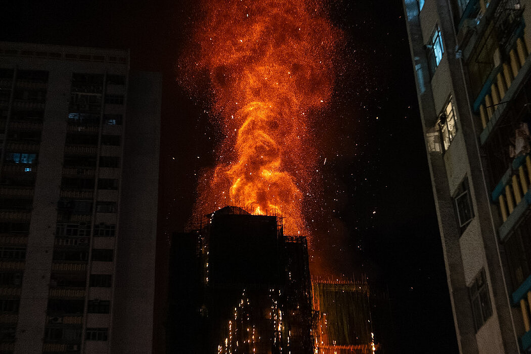 浓烟、求助与逃亡：亲历者讲述香港大埔火灾（组图） - 4