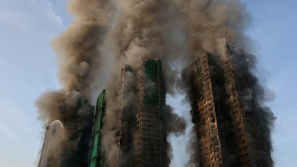 香港大埔火灾已致55人遇难，楼内发现生还者！阿里、腾讯、小米等捐赠超3亿港元（组图） - 1