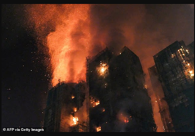 惨烈!香港大埔罕见五级大火,多幢大厦陷火海:至少36人遇难、279人失联(组图) - 24