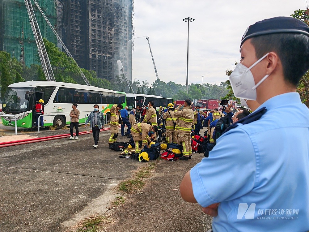 香港大埔火灾现场直击:明火逐渐被扑灭,消防员即将开始上楼搜救(组图) - 5