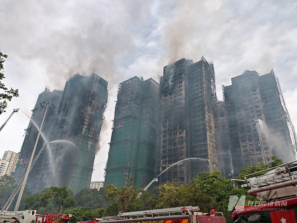 香港大埔火灾现场直击:明火逐渐被扑灭,消防员即将开始上楼搜救(组图) - 3