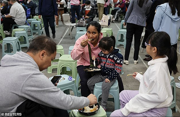 惨烈!香港大埔罕见五级大火,多幢大厦陷火海:至少36人遇难、279人失联(组图) - 21